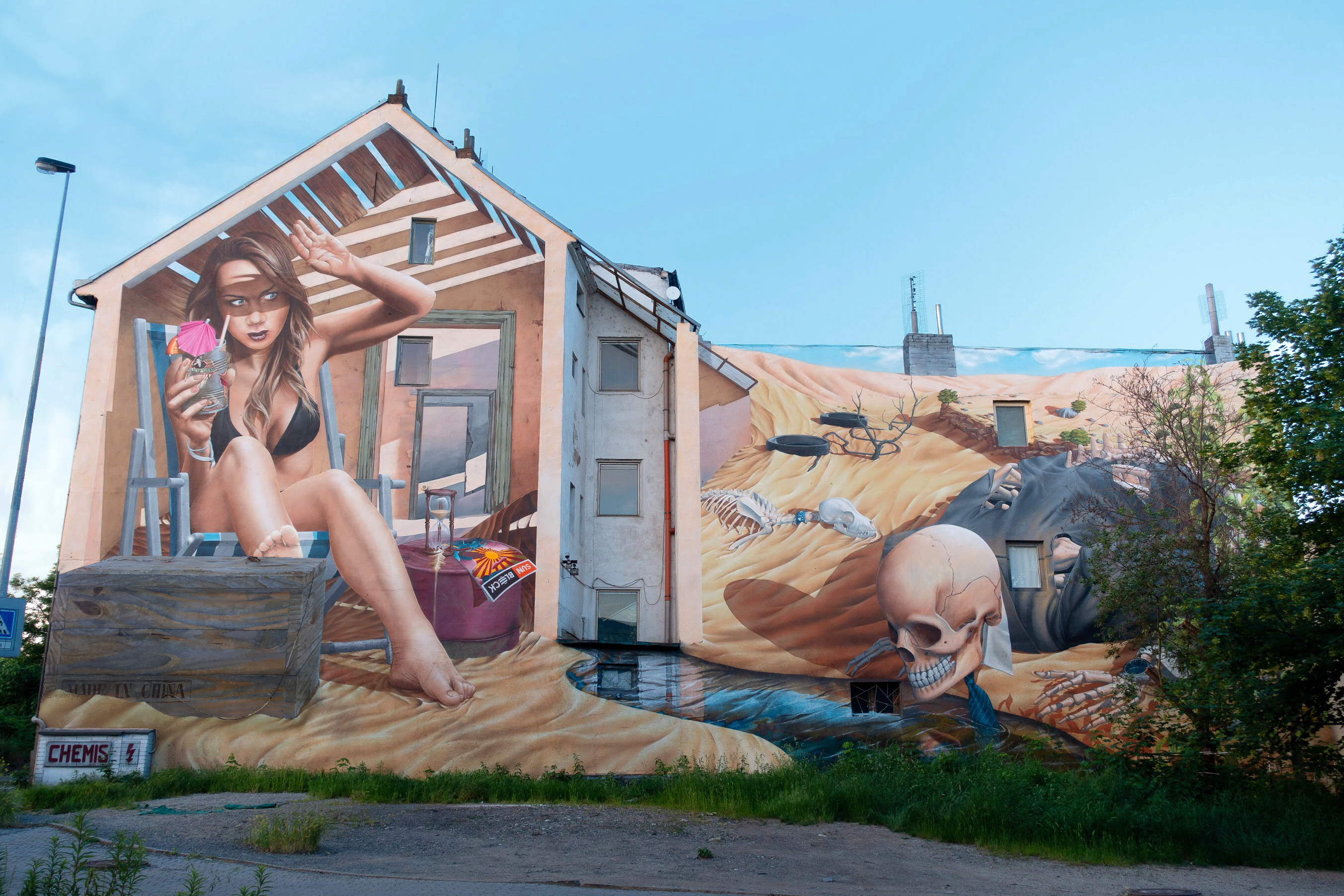 Prague-Savethebees-mural-graffiti-photorealism